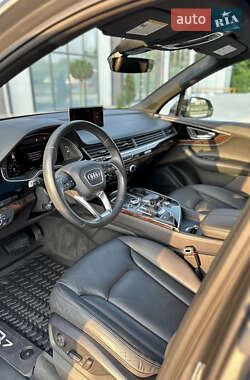 Внедорожник / Кроссовер Audi Q7 2017 в 