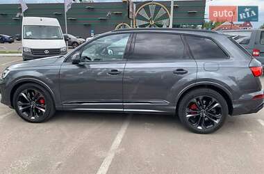 Позашляховик / Кросовер Audi Q7 2024 в 