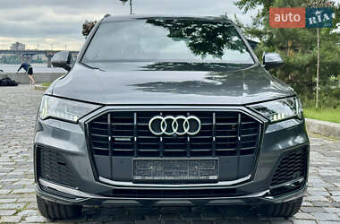 Позашляховик / Кросовер Audi Q7 2020 в 