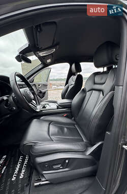 Позашляховик / Кросовер Audi Q7 2020 в 