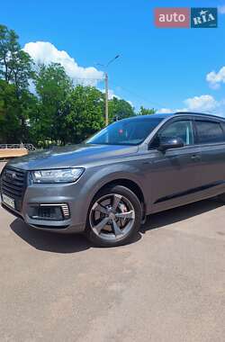 Внедорожник / Кроссовер Audi Q7 2016 в 
