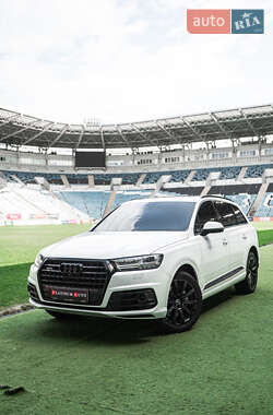 Внедорожник / Кроссовер Audi Q7 2017 в 