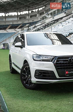 Внедорожник / Кроссовер Audi Q7 2017 в 