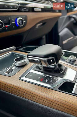 Позашляховик / Кросовер Audi Q7 2017 в 