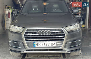 Внедорожник / Кроссовер Audi Q7 2016 в 