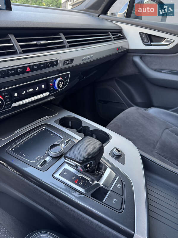 Позашляховик / Кросовер Audi Q7 2017 в Чернівцях