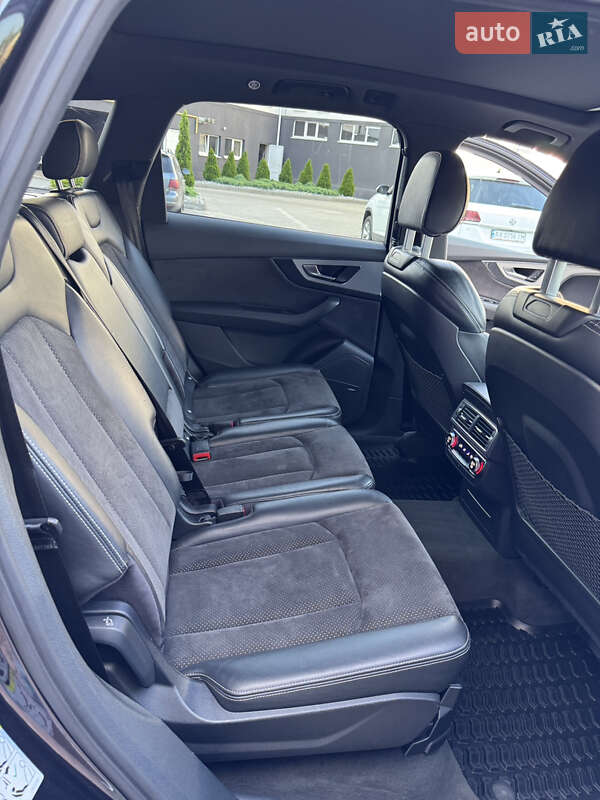 Позашляховик / Кросовер Audi Q7 2017 в Чернівцях