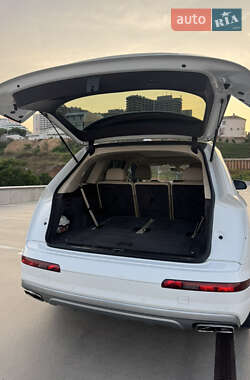 Внедорожник / Кроссовер Audi Q7 2016 в 