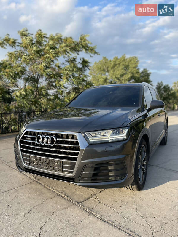 Внедорожник / Кроссовер Audi Q7 2016 в 