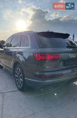Внедорожник / Кроссовер Audi Q7 2016 в 