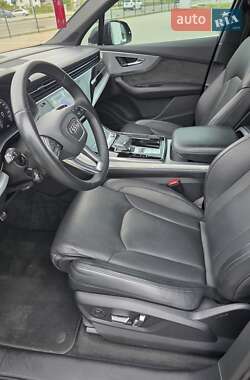 Позашляховик / Кросовер Audi Q7 2020 в 