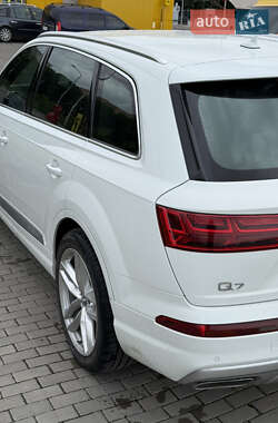 Внедорожник / Кроссовер Audi Q7 2016 в 