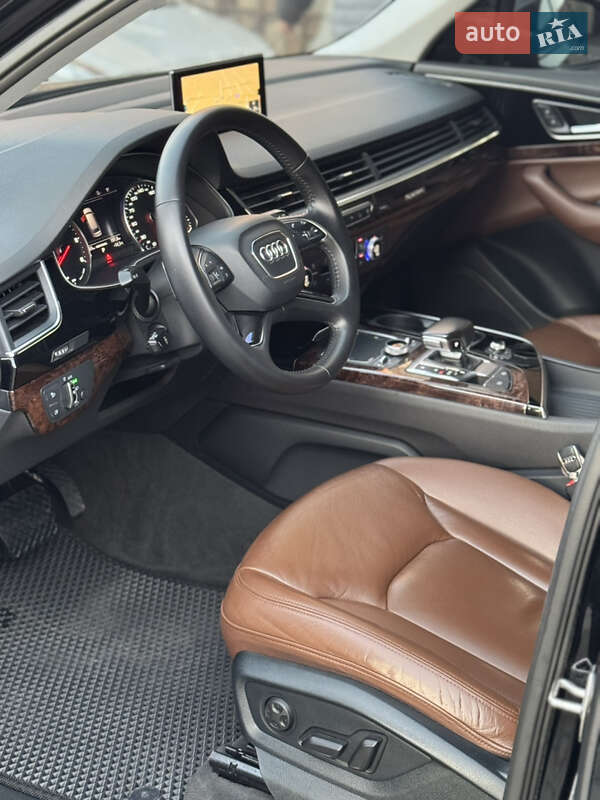 Позашляховик / Кросовер Audi Q7 2015 в Володимирі