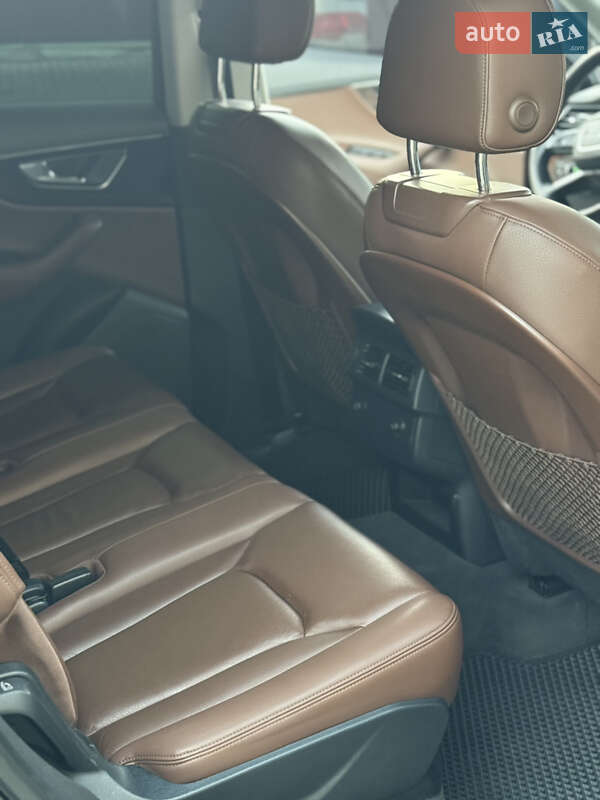 Позашляховик / Кросовер Audi Q7 2015 в Володимирі