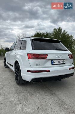 Внедорожник / Кроссовер Audi Q7 2017 в 