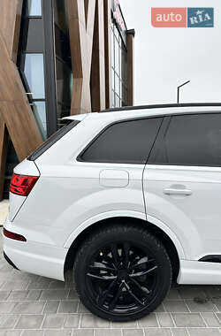 Внедорожник / Кроссовер Audi Q7 2017 в 