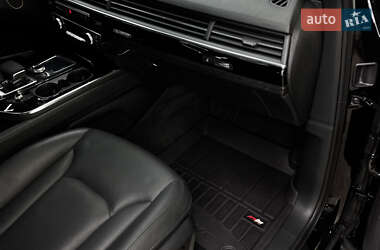 Внедорожник / Кроссовер Audi Q7 2017 в 