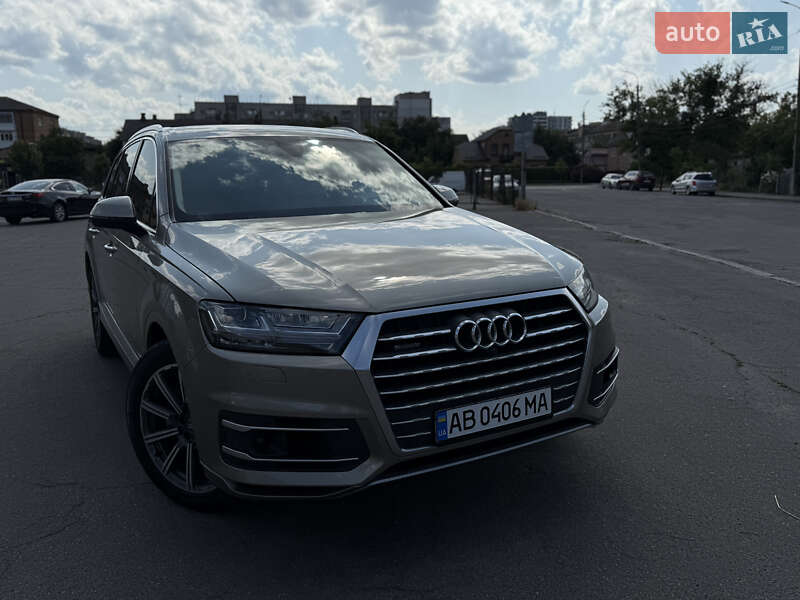 Позашляховик / Кросовер Audi Q7 2016 в 