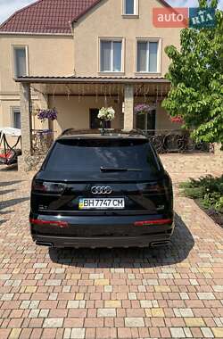 Внедорожник / Кроссовер Audi Q7 2016 в 
