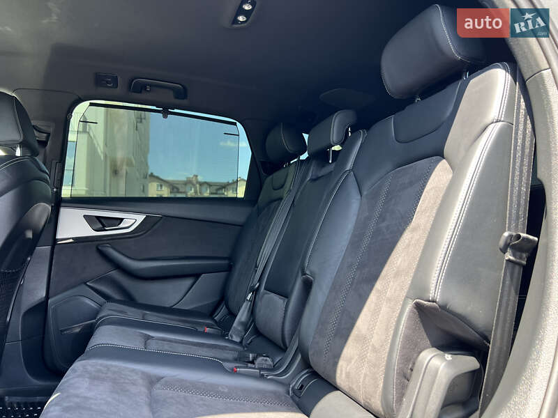 Внедорожник / Кроссовер Audi Q7 2017 в Ужгороде