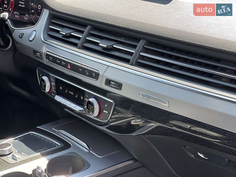 Внедорожник / Кроссовер Audi Q7 2017 в Ужгороде