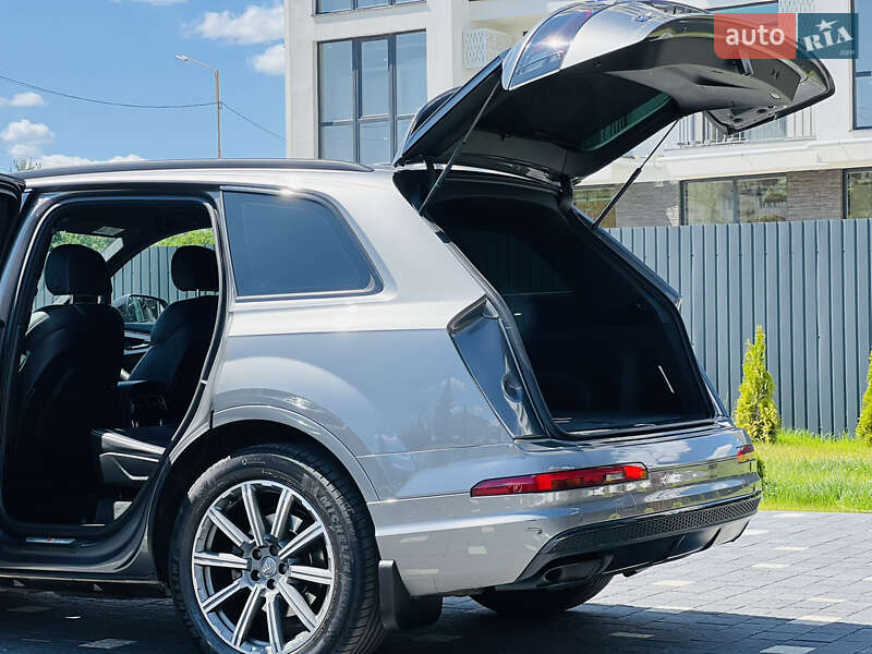 Внедорожник / Кроссовер Audi Q7 2017 в Ужгороде