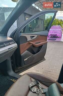 Внедорожник / Кроссовер Audi Q7 2016 в 