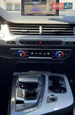 Внедорожник / Кроссовер Audi Q7 2015 в 