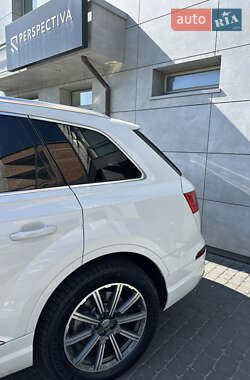 Внедорожник / Кроссовер Audi Q7 2016 в 