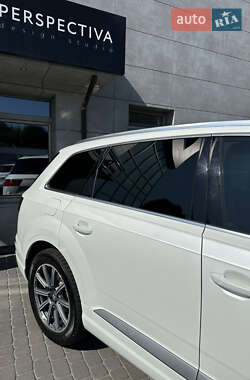 Внедорожник / Кроссовер Audi Q7 2016 в 