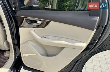 Позашляховик / Кросовер Audi Q7 2018 в 