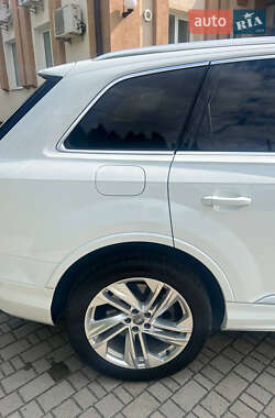 Внедорожник / Кроссовер Audi Q7 2020 в 