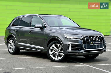 Позашляховик / Кросовер Audi Q7 2021 в 