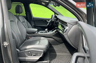 Позашляховик / Кросовер Audi Q7 2021 в 