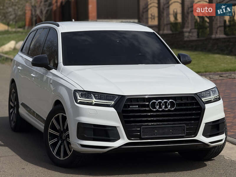 Внедорожник / Кроссовер Audi Q7 2017 в 