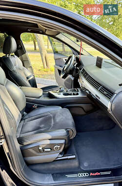 Внедорожник / Кроссовер Audi Q7 2016 в 