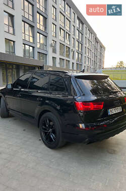 Внедорожник / Кроссовер Audi Q7 2016 в 