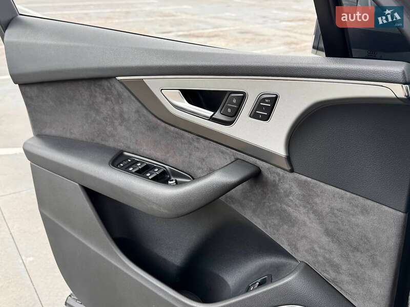 Внедорожник / Кроссовер Audi Q7 2016 в Киеве