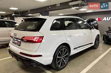 Позашляховик / Кросовер Audi Q7 2024 в 