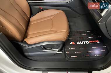 Позашляховик / Кросовер Audi Q7 2024 в 