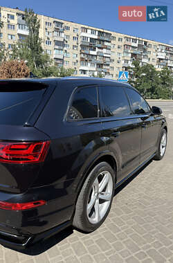 Позашляховик / Кросовер Audi Q7 2018 в 