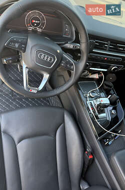 Позашляховик / Кросовер Audi Q7 2018 в 
