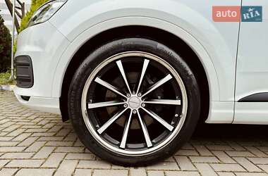 Внедорожник / Кроссовер Audi Q7 2016 в 