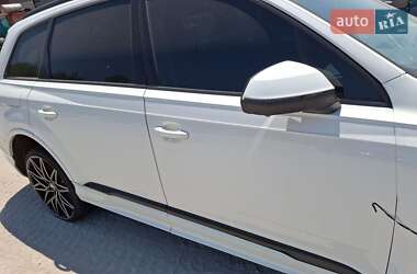Позашляховик / Кросовер Audi Q7 2020 в 