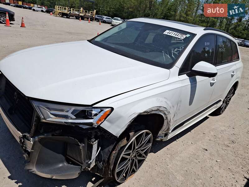 Позашляховик / Кросовер Audi Q7 2020 в 