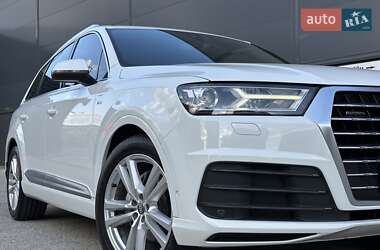 Позашляховик / Кросовер Audi Q7 2017 в 