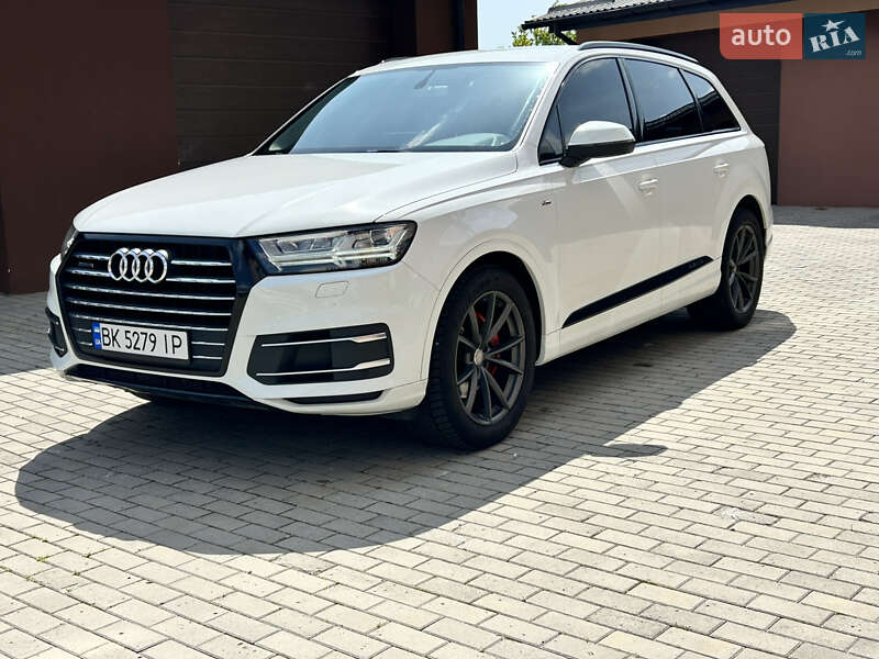 Внедорожник / Кроссовер Audi Q7 2015 в 