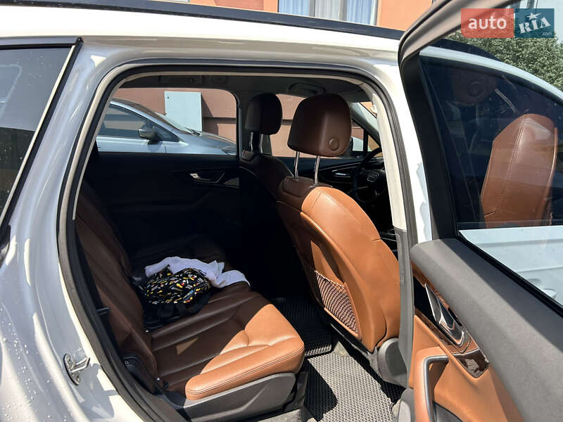 Позашляховик / Кросовер Audi Q7 2015 в Рівному