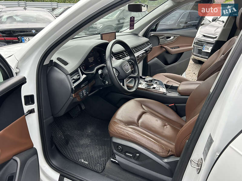 Позашляховик / Кросовер Audi Q7 2015 в Рівному