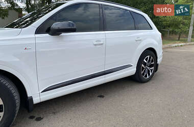 Внедорожник / Кроссовер Audi Q7 2017 в 